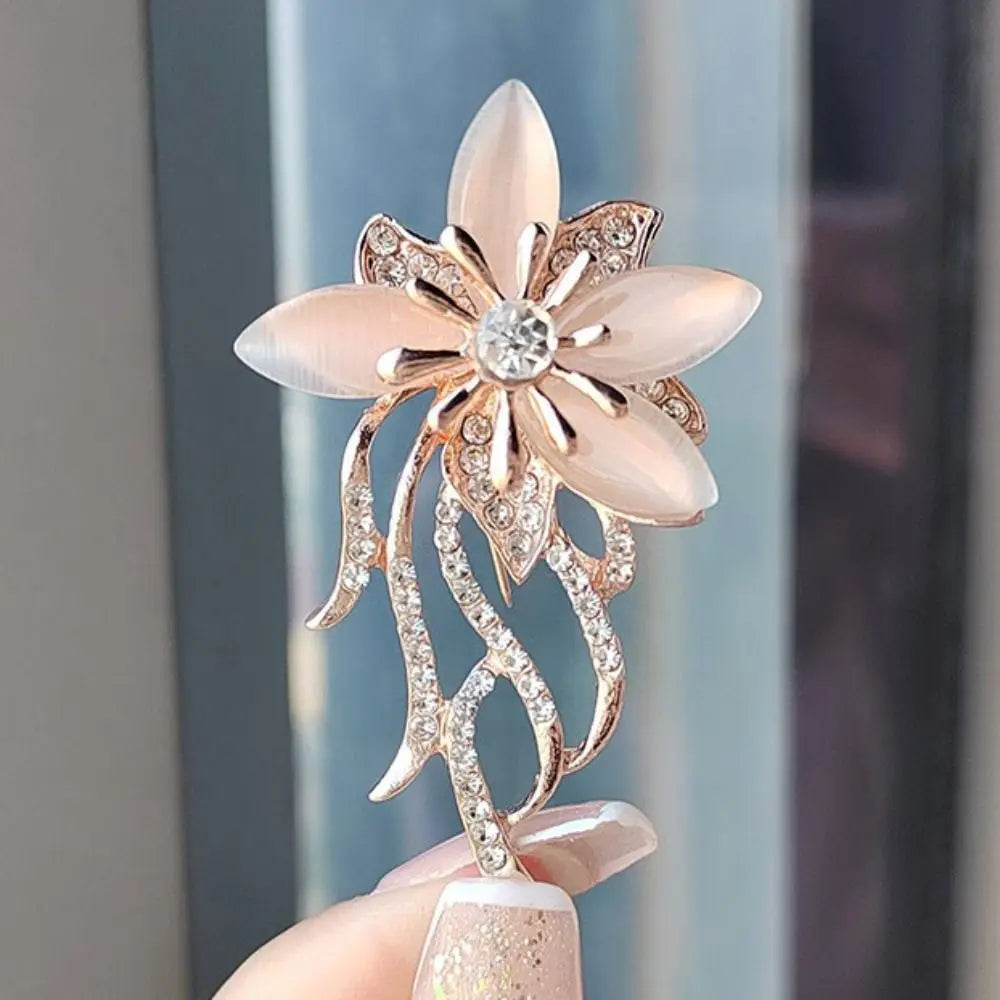 1pcs Elegant Rhinestone Bauhinia Brooches Bouquet Bijoux Alloy Alloy Crystal Flower Brooch Fashion Flower Lapel Pin Corsage